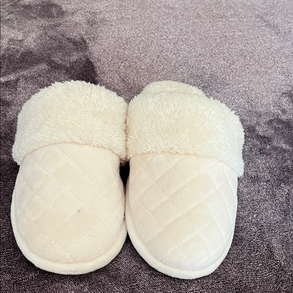 Dearfoams Cream Quilted Women's Slippers